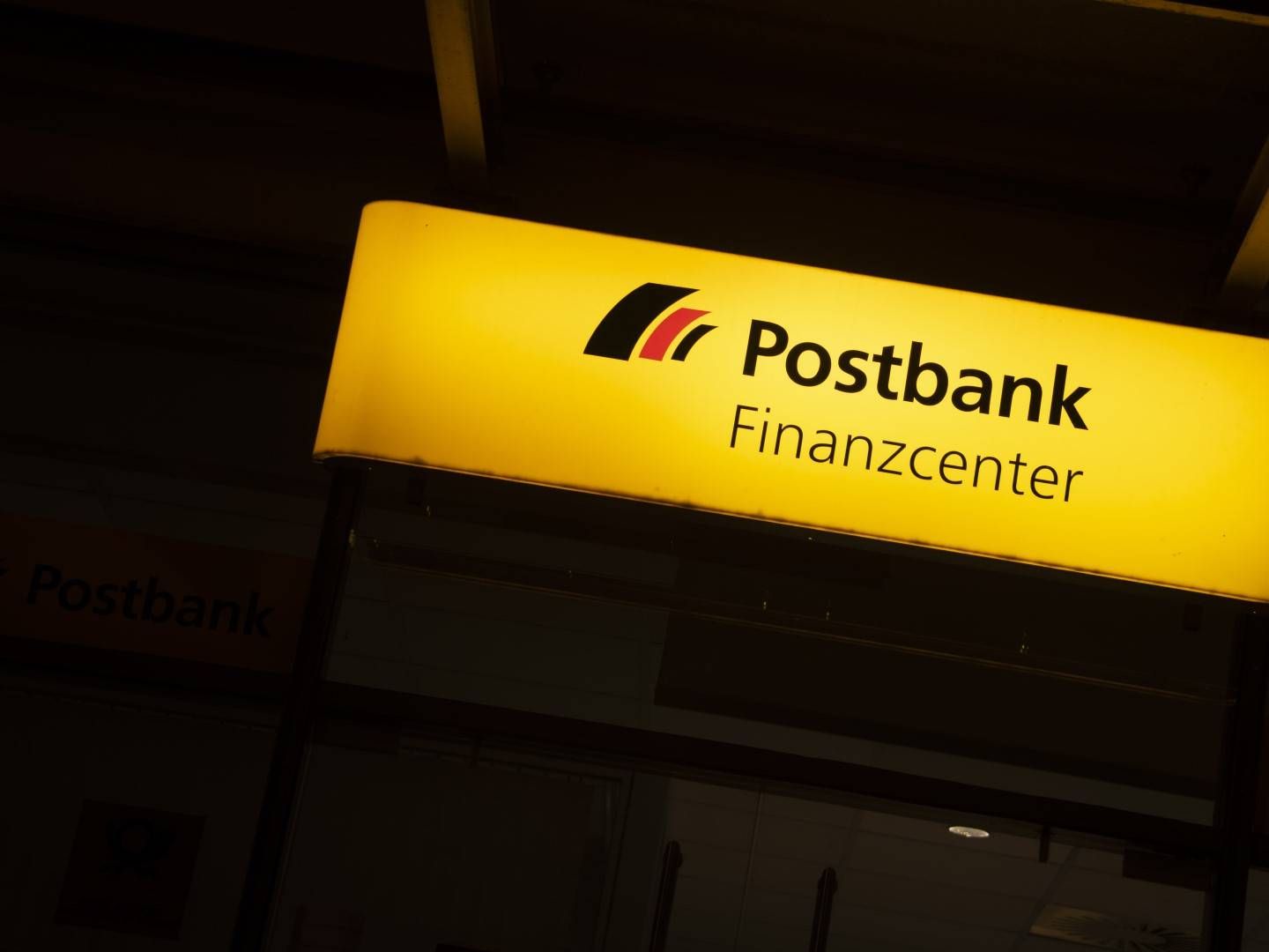 Eine Postbank-Filiale bei Nacht. | Foto: picture alliance/dpa/dpa-Zentralbild | Stephan Schulz