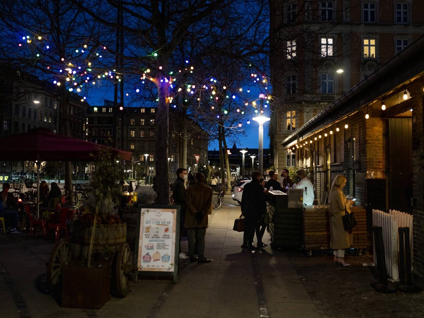 Fjernelsen af restriktionerne i samfundet blev taget imod med kyshånd af blandt andet restauranter og natteliv. Men det kan blive en åbning med torne, fordi smitten vil være så høj, at den kan ende med i perioder at lukke virksomheder. | Foto: Anthon Unger