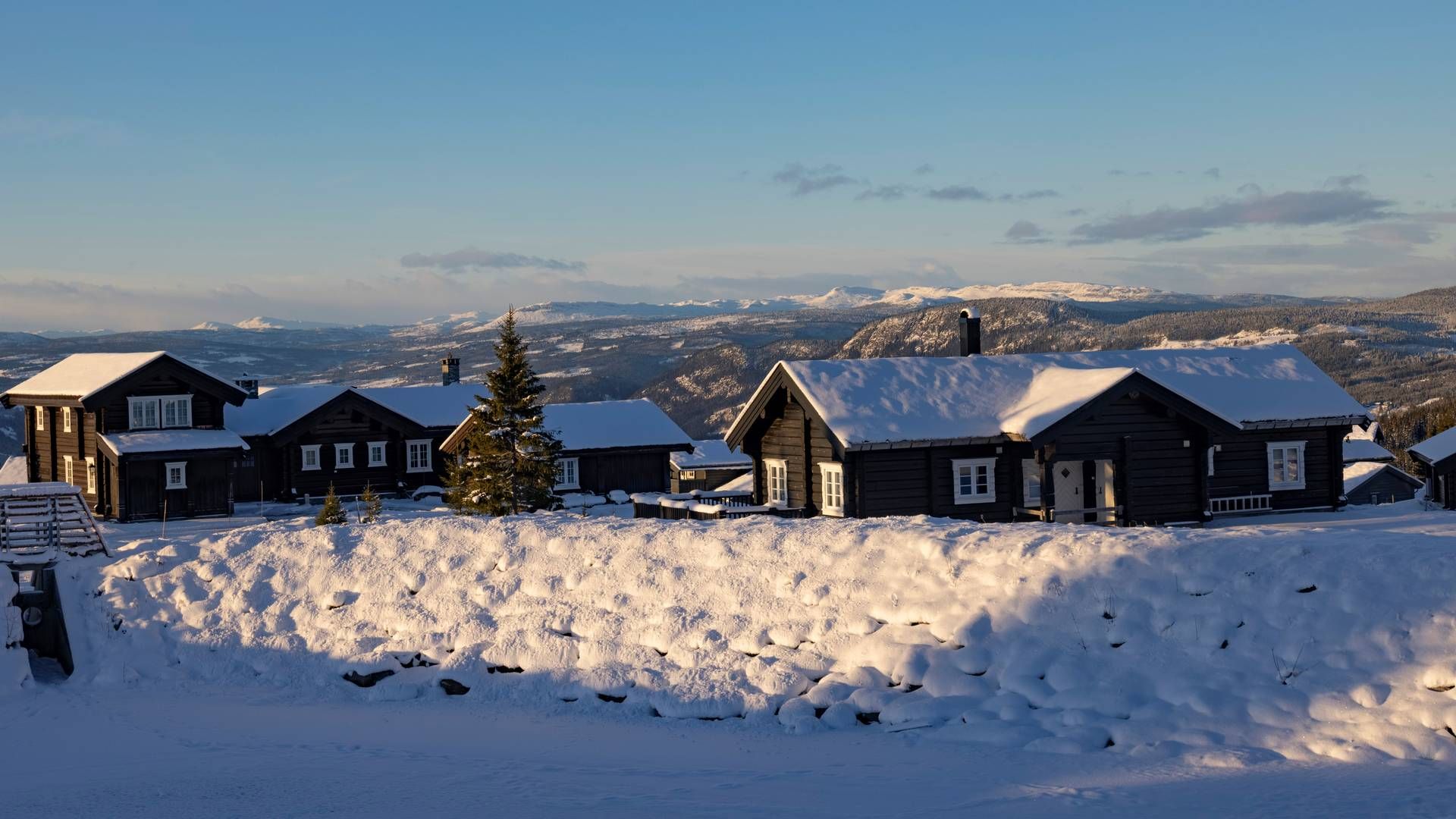 TOPPÅR: Her er en av hyttene på Hafjell avbildet i midten av desember 2021, et år som overgår alle andre innen salg av fritidsbolig. | Foto: Geir Olsen