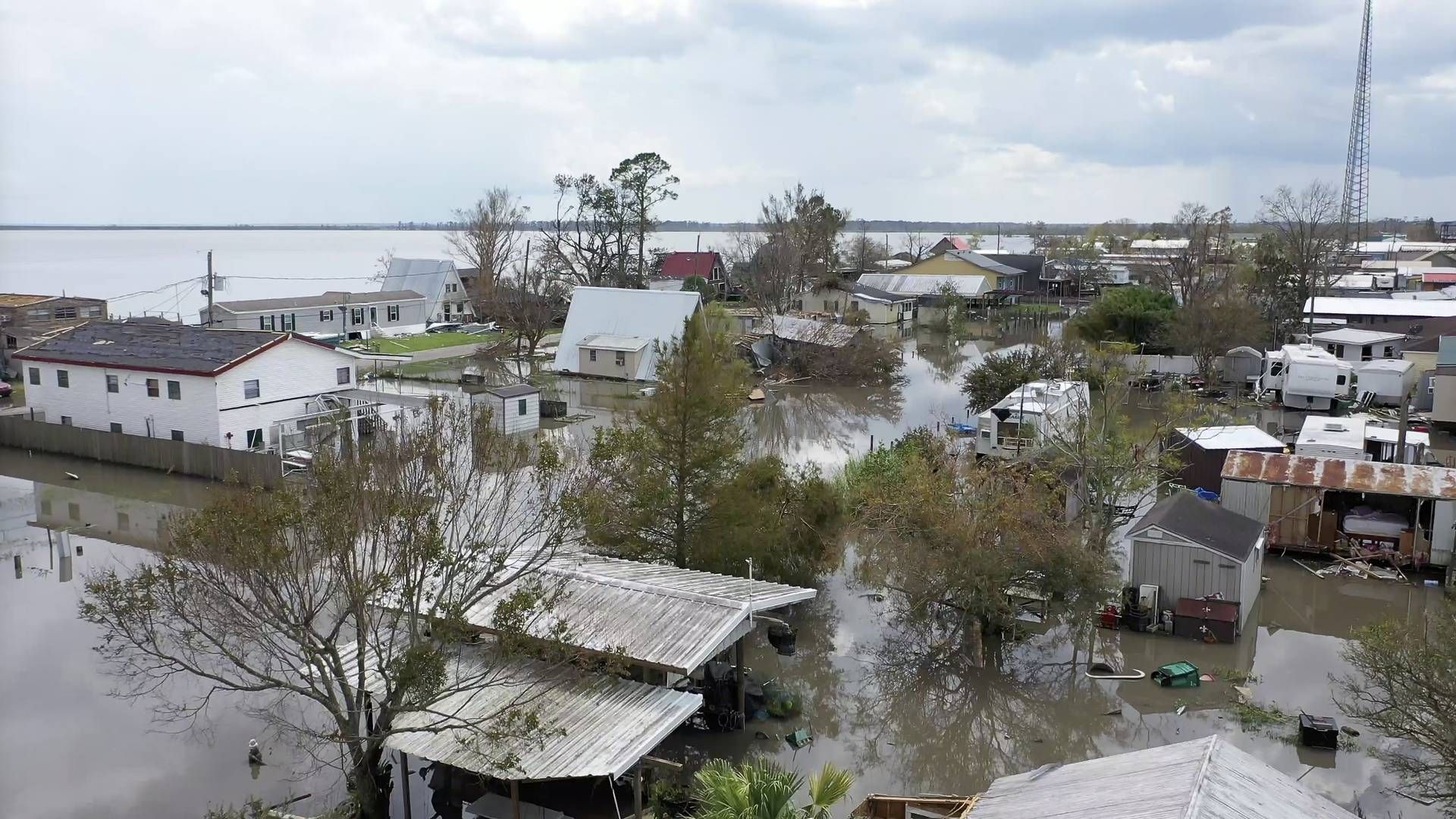 Her fra et boligområde i Des Allemands i USA i august etter orkanen Ida. | Foto: Steve Helber / AP / NTB