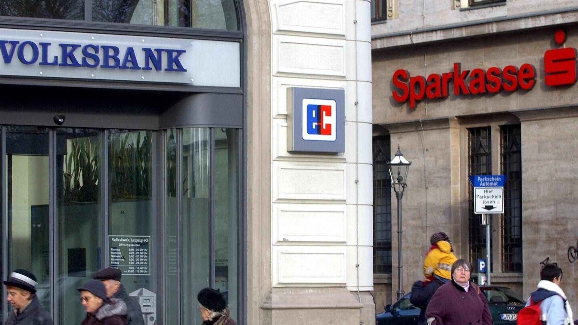 Volksbank- und Sparkassenfiliale nebeneinander. | Foto: picture-alliance / ZB | Peter Endig
