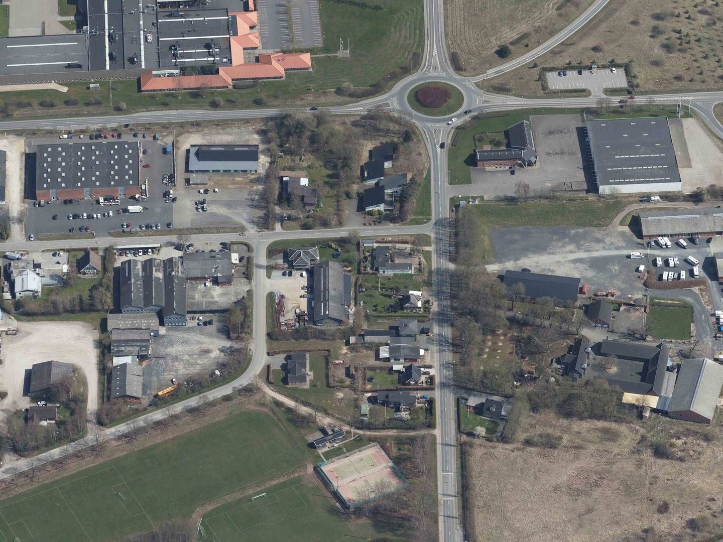 Låsby tæt ved Silkeborgmotorvejen er stedet for ejendomsselskabet SIG's seneste opkøb. | Foto: Styrelsen for Dataforsyning og Effektivisering