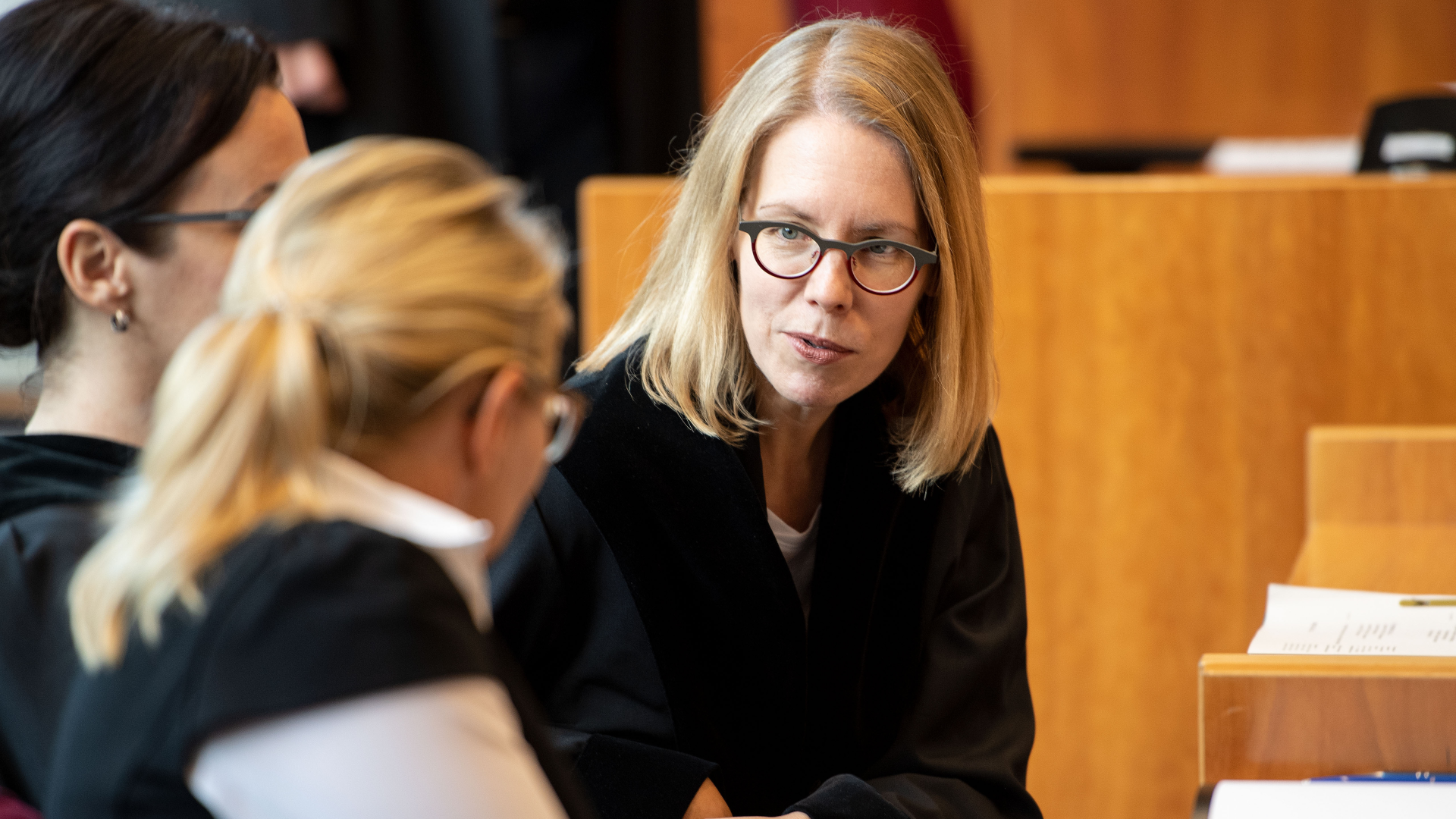 Oberstaatsanwältin Anne Brorhilker (r) sitzt vor dem Landgericht Bonn auf dem Platz des Anklägers. | Foto: picture alliance/dpa | Marius Becker