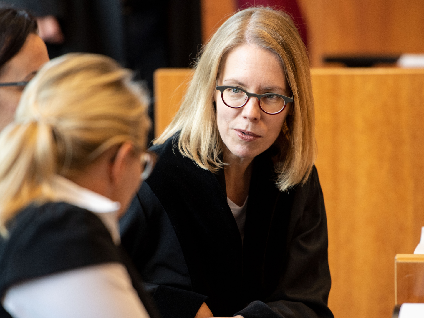 Oberstaatsanwältin Anne Brorhilker (r) sitzt vor dem Landgericht Bonn auf dem Platz des Anklägers. | Foto: picture alliance/dpa | Marius Becker