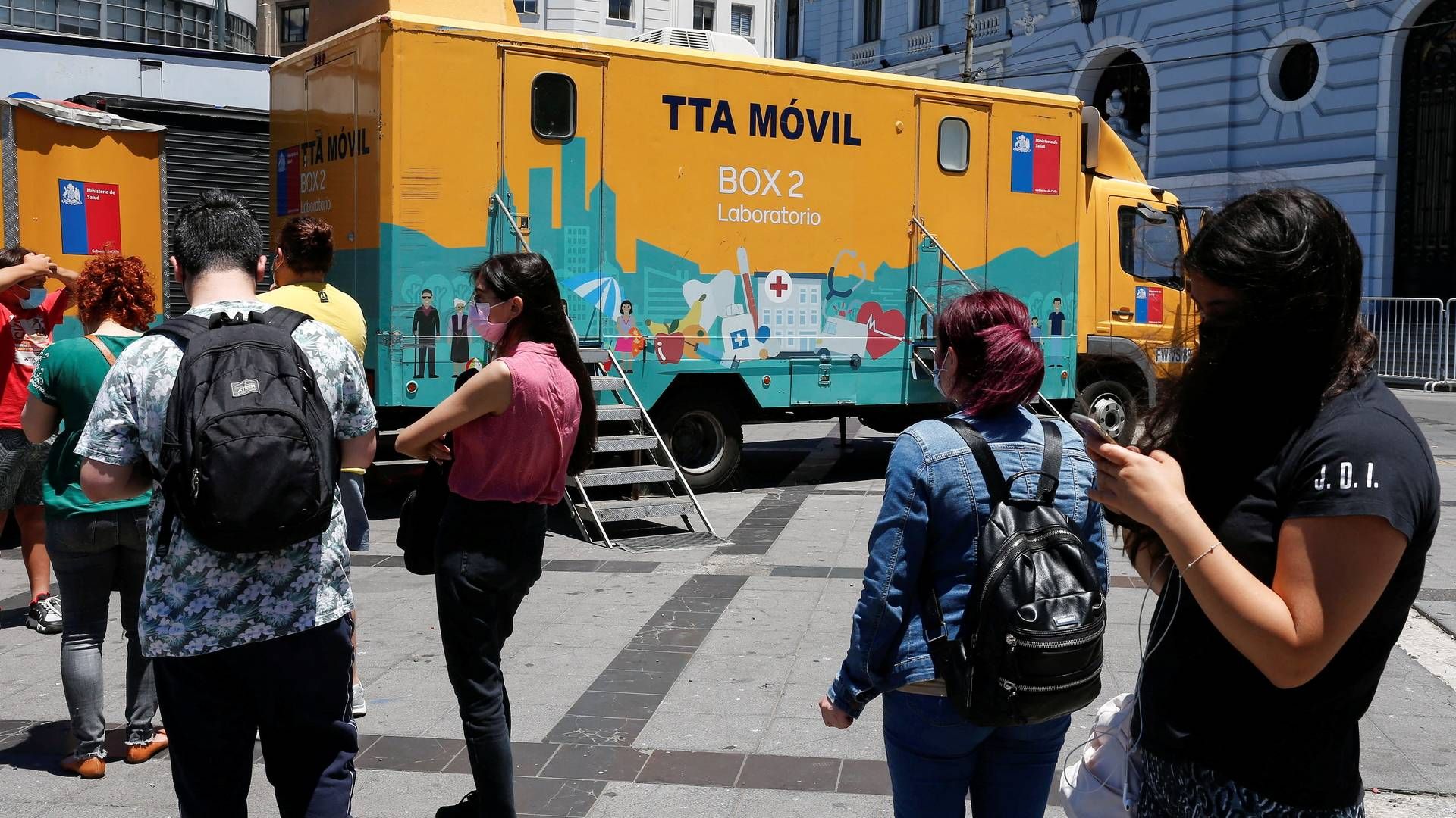 Folk venter på at blive testet for covid-19 ved en mobil teststation i Valparaiso. Nu er fjerde vaccinationsstik godkendt i Chile. | Foto: RODRIGO GARRIDO/REUTERS / X01761