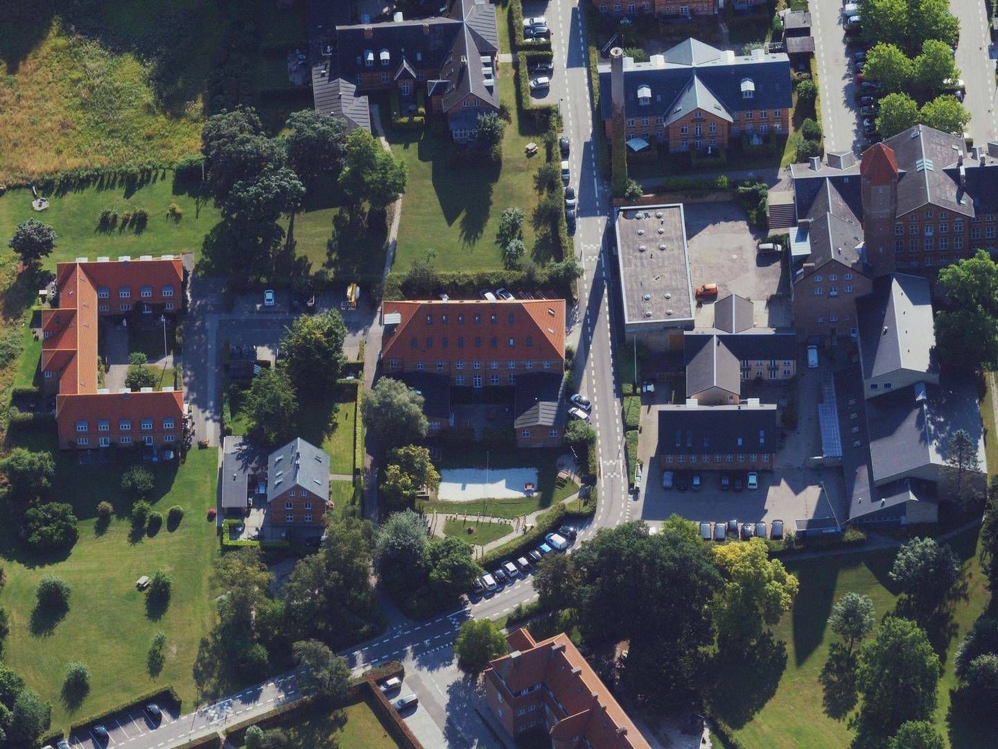 Bygningerne med tegltag midt i billedet er seneste erhvervelse i Danmark for svenske SBB. | Foto: Styrelsen for Dataforsyning og Effektivisering