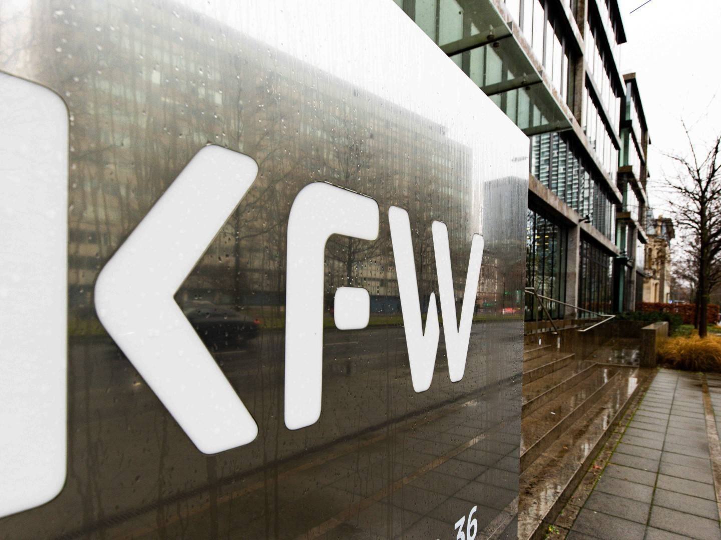 Eingang der KfW. | Foto: picture alliance | Fotostand / Freitag
