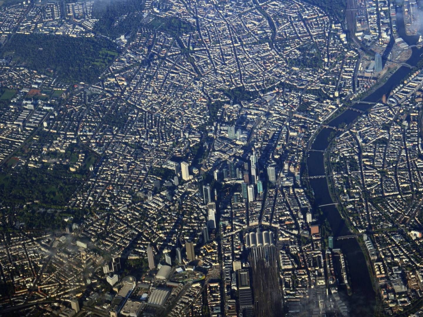 Blick auf Frankfurt und das Bankenviertel (Mitte). | Foto: picture alliance / Eibner-Pressefoto | Augst / Eibner-Pressefoto