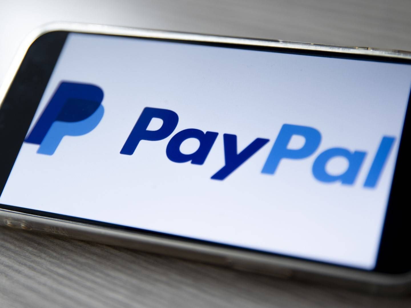 Paypal-Logo auf einem Smartphone. | Foto: picture alliance / AA | Aytac Unal