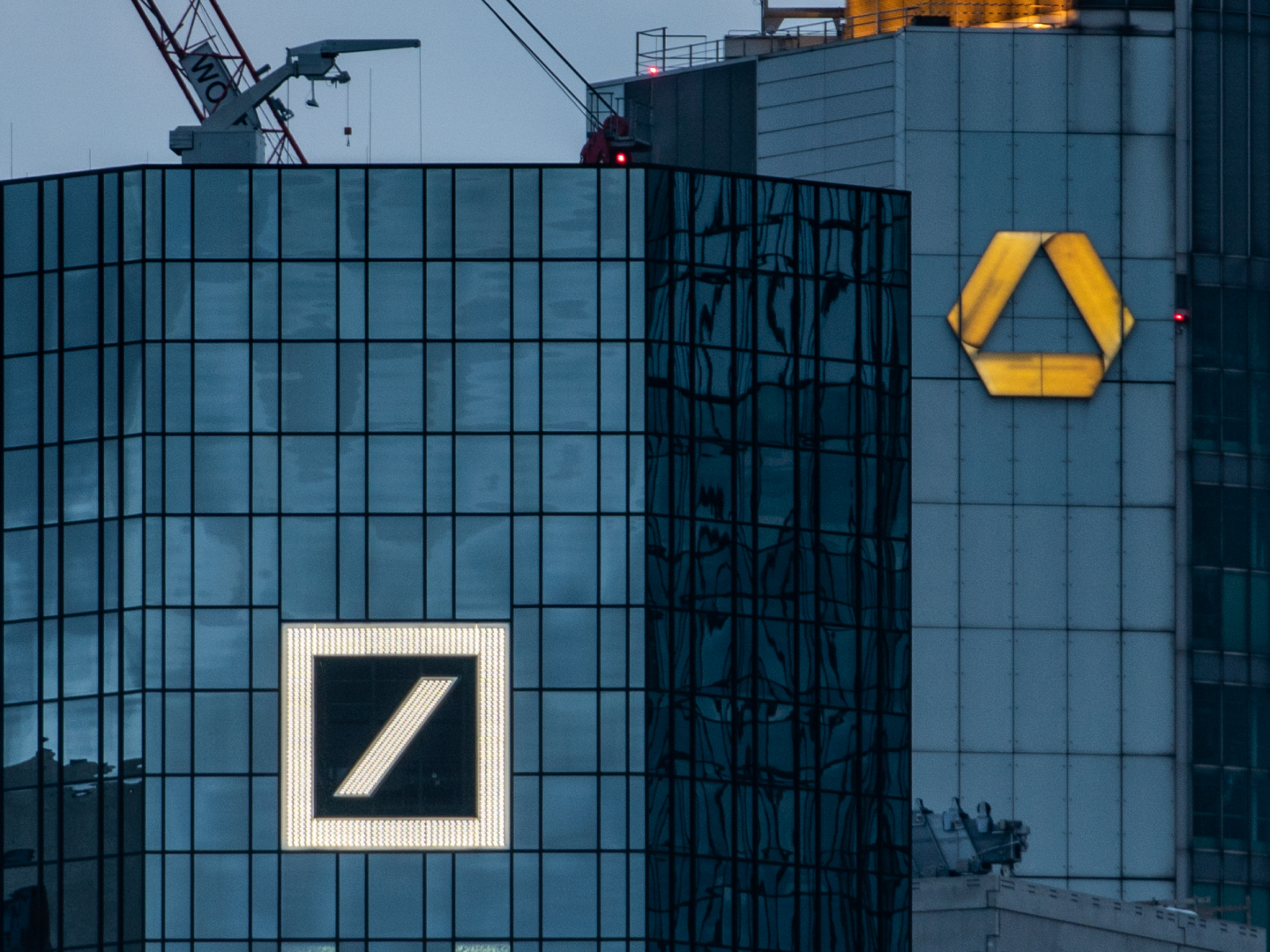 Die Zentralen von Deutsche Bank und Commerzbank | Foto: picture alliance/dpa | Frank Rumpenhorst