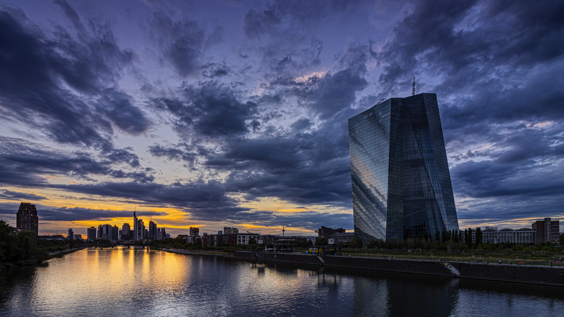 Die Europäischen Zentralbank und die Frankfurter Skyline | Foto: picture alliance / greatif | Florian Gaul