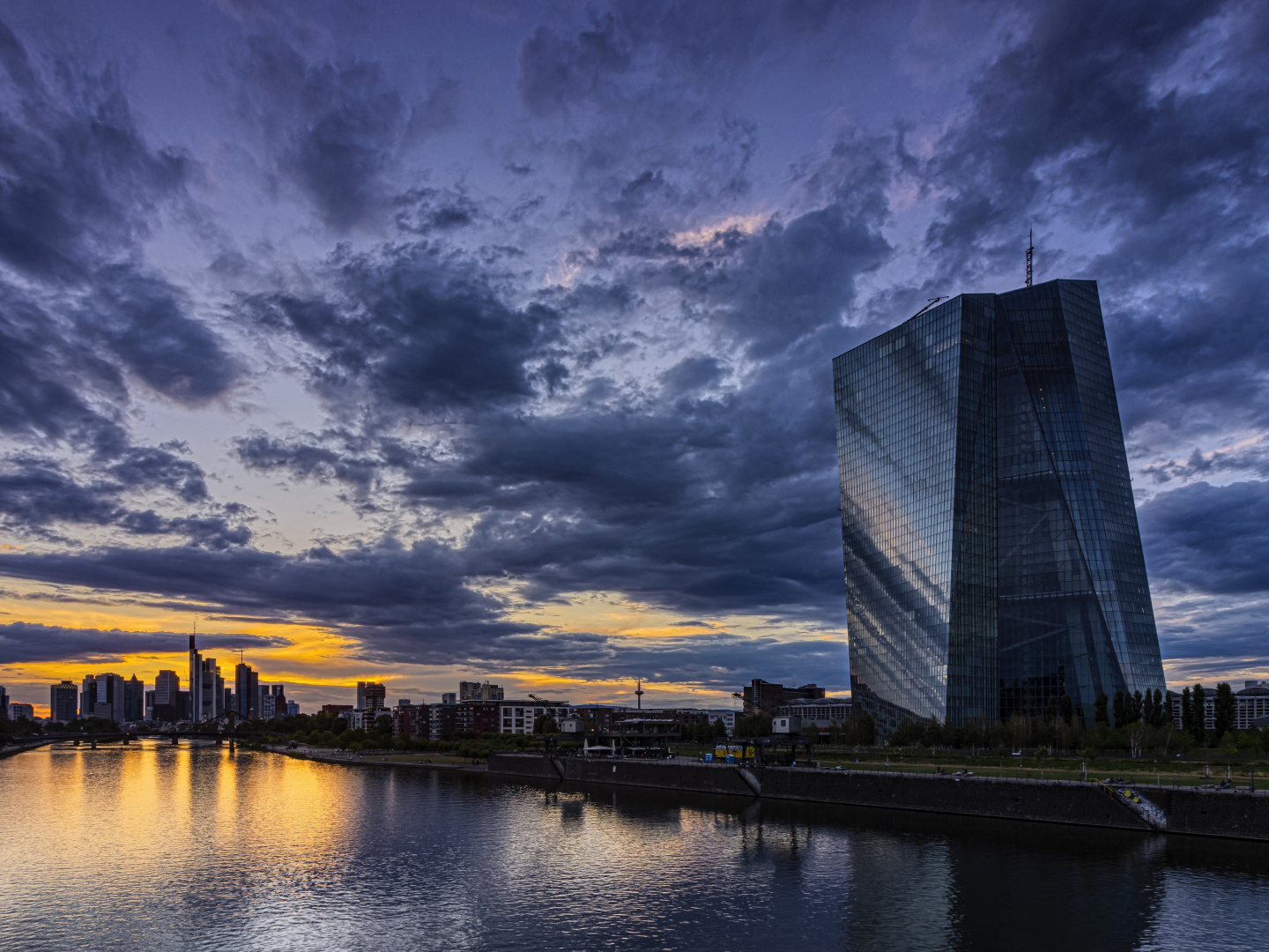 Die Europäischen Zentralbank und die Frankfurter Skyline | Foto: picture alliance / greatif | Florian Gaul