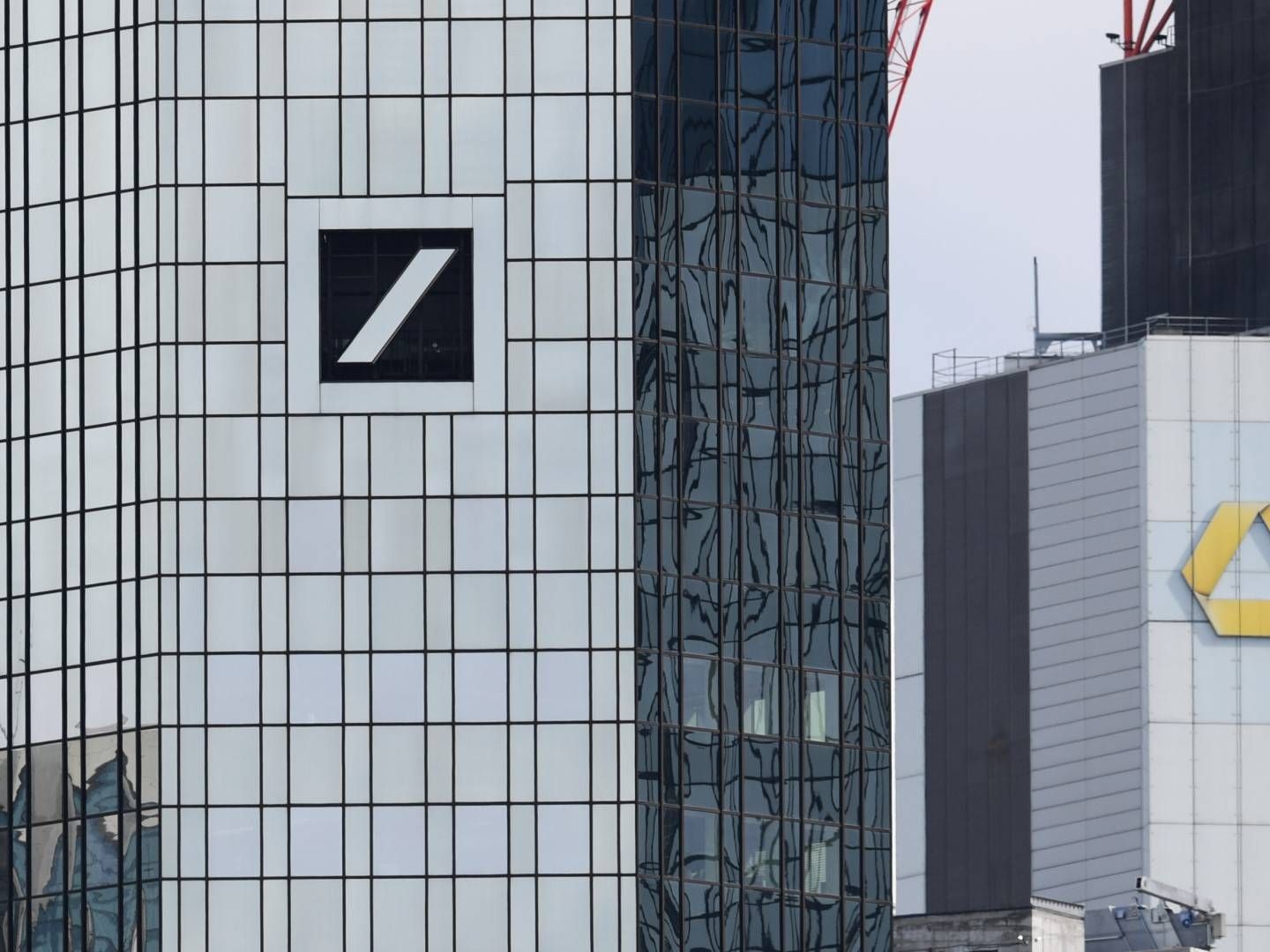 Türme mit Logos von Deutscher Bank und Commerzbank. | Foto: picture alliance/dpa | Arne Dedert