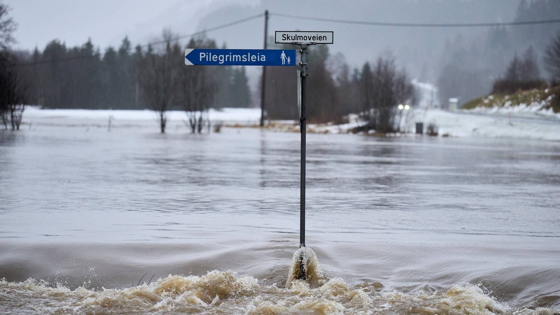 EKSTREMVÆRET GYDA: Fv700 sør for Svorkmo er oversvømmet ved avkjøring Skulmoveien. | Foto: Ole Martin Wold / NTB