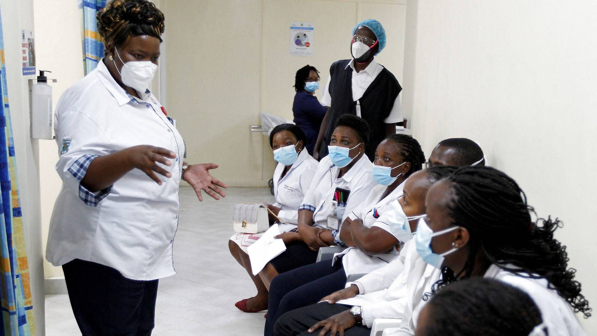 En sundhedsarbejder forbereder sammen med kolleger en vaccinationskampagne på Kenyatta National Hospital i Nairobi i Kenya. Covax har nu distribueret en milliard vaccinedoser til verdens lande. | Foto: Monicah Mwangi/Reuters/Ritzau Scanpix