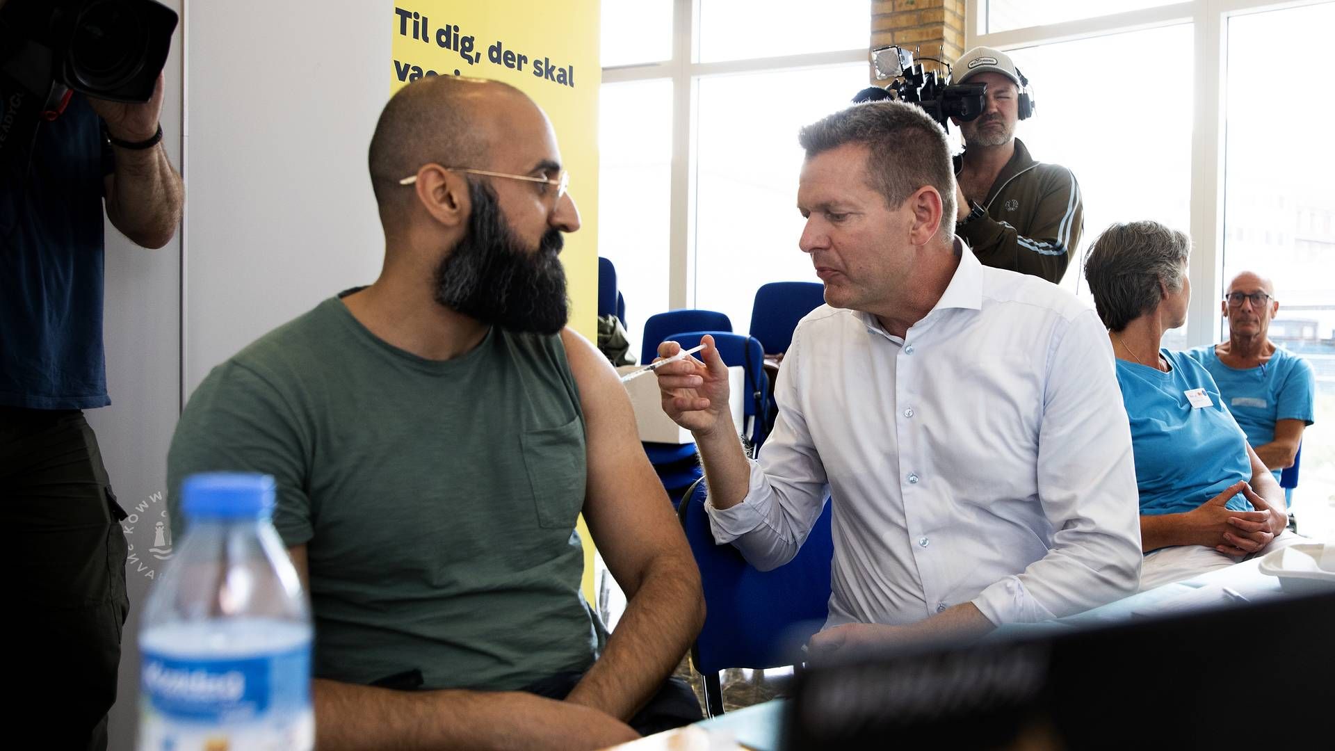 Søren Brostrøm, direktør i Sundhedsstyrelsen, vaccinerer i en moske. | Foto: Finn Frandsen