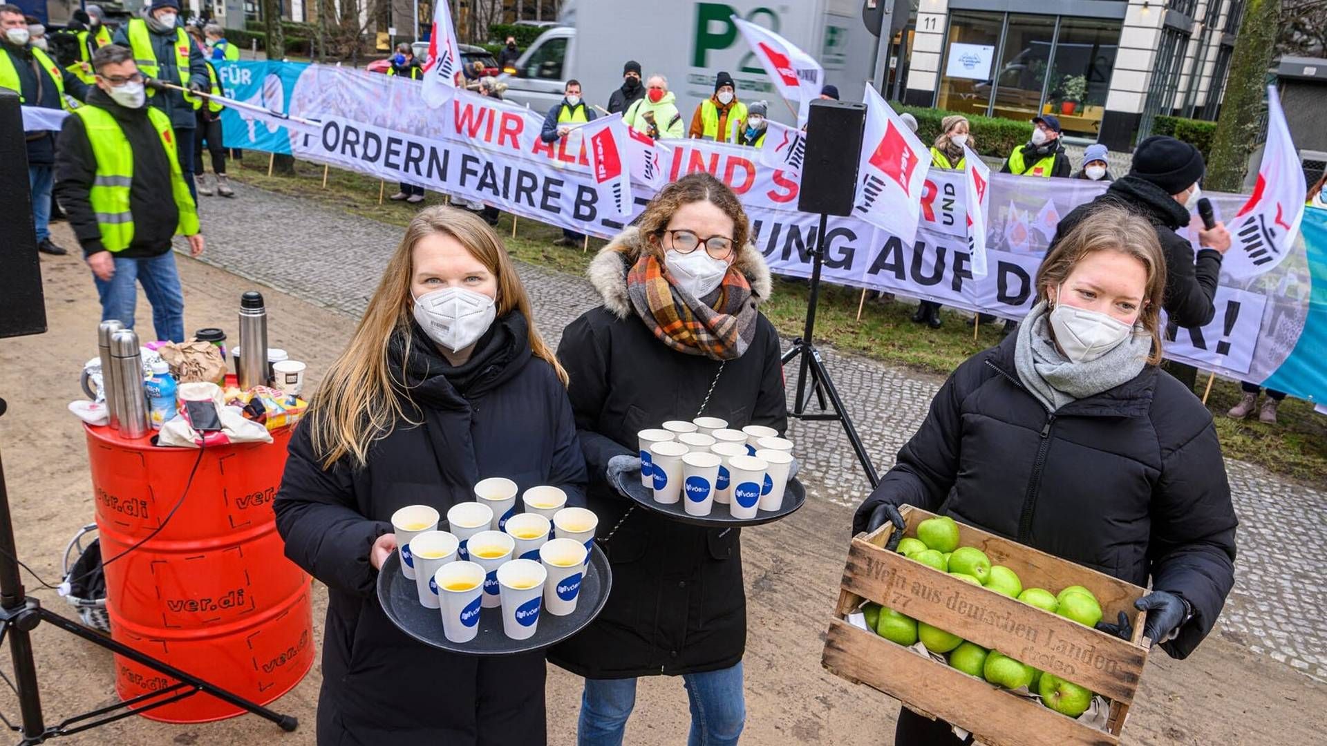 Auch am Dienstag begrüßte der VÖB demonstrierende Verdi-Bankangestellte vor seiner Zentrale. Diesmal gab es O-Saft und einen Apfel. | Foto: VÖB/: David Ausserhofer