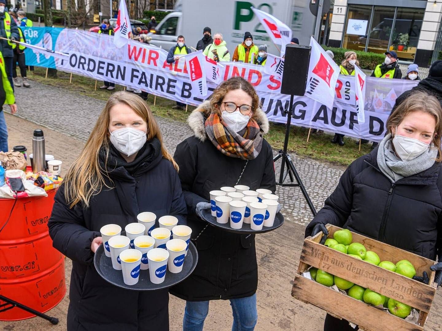 Auch am Dienstag begrüßte der VÖB demonstrierende Verdi-Bankangestellte vor seiner Zentrale. Diesmal gab es O-Saft und einen Apfel. | Foto: VÖB/: David Ausserhofer