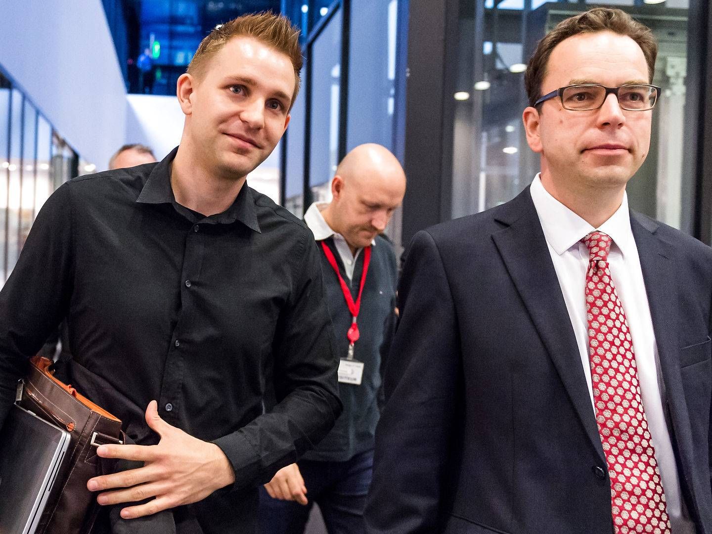 Den østrigske jurist og aktivist Max Schrems (tv.) har i årevis kastet grus i maskineriet på store techkoncerner. Her ses han på vej ud af EU-Domstolens lokaler i Luxembourg i 2015 under en anden sag om databeskyttelse. | Foto: Geert Vanden Wijngaert/AP/Ritzau Scanpix