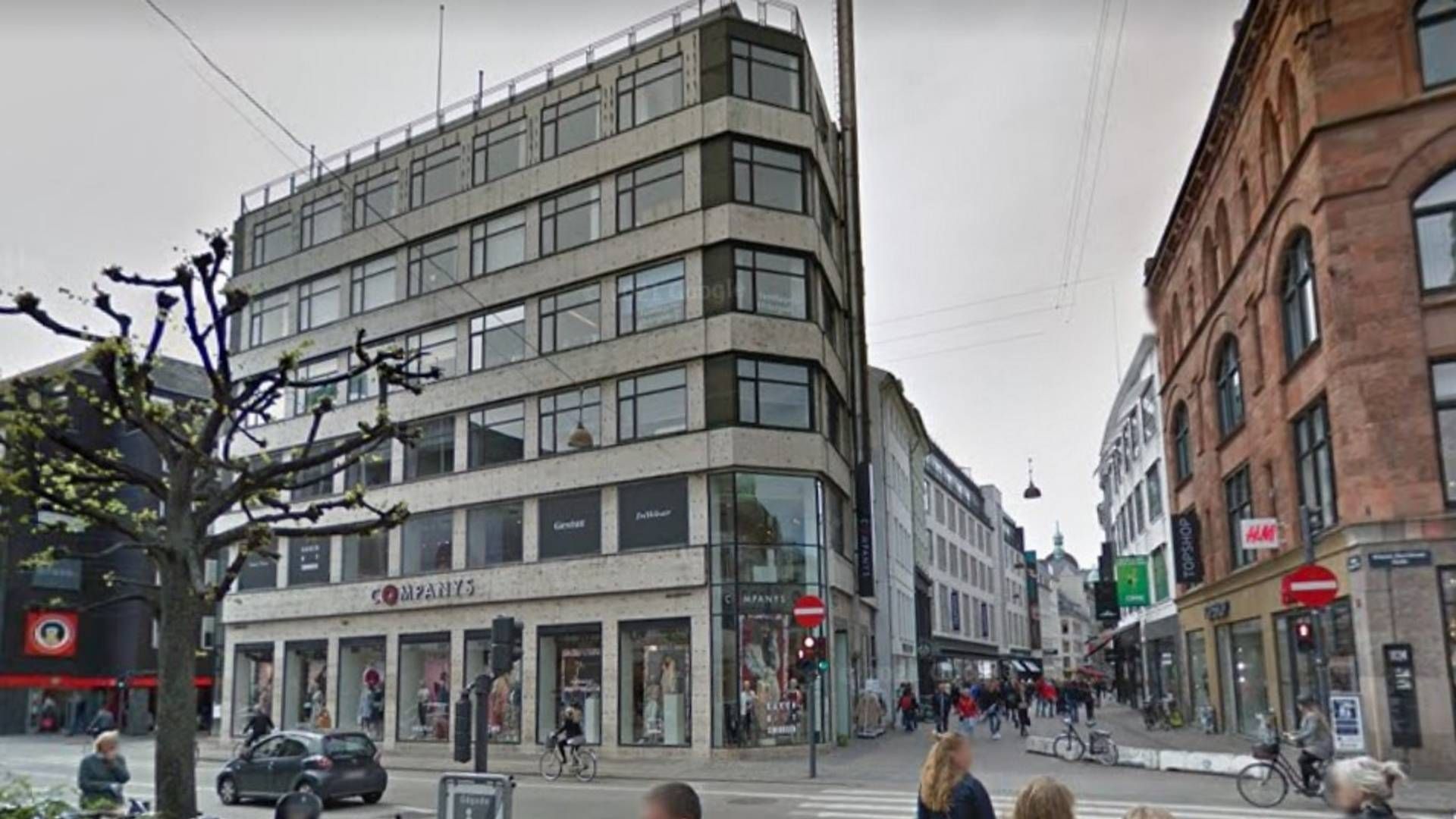 Aage Bangs Fonds største aktiv er ejendommen Østergade 27 på Strøget i København, hvor den tidligere formands søn har stået i spidsen for et stort renoverings- og forbedringsprojekt i de seneste år. | Foto: Google