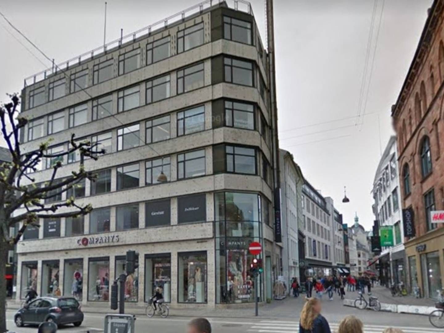 Aage Bangs Fonds største aktiv er ejendommen Østergade 27 på Strøget i København, der i seneste regnskab er opgjort til 163 mio. kr. Formandens søn står i spidsen for et stort renoverings- og forbedringsprojekt af ejendommen. | Foto: Google Street View