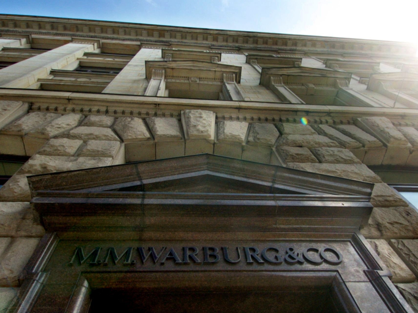Der Eingang der der Bank M.M. Warburg & Co. | Foto: picture-alliance / dpa | Kay Nietfeld