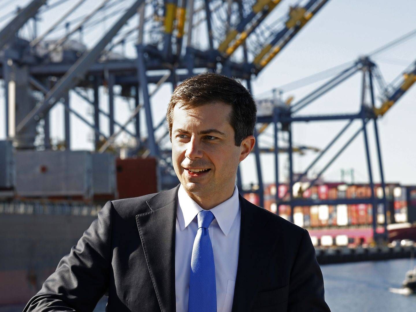 USA's transportminister, Pete Buttigieg, besøger de trængte havne i Los Angeles og Long Beach 11. januar. | Foto: Pool/AFP/Ritzau Scanpix