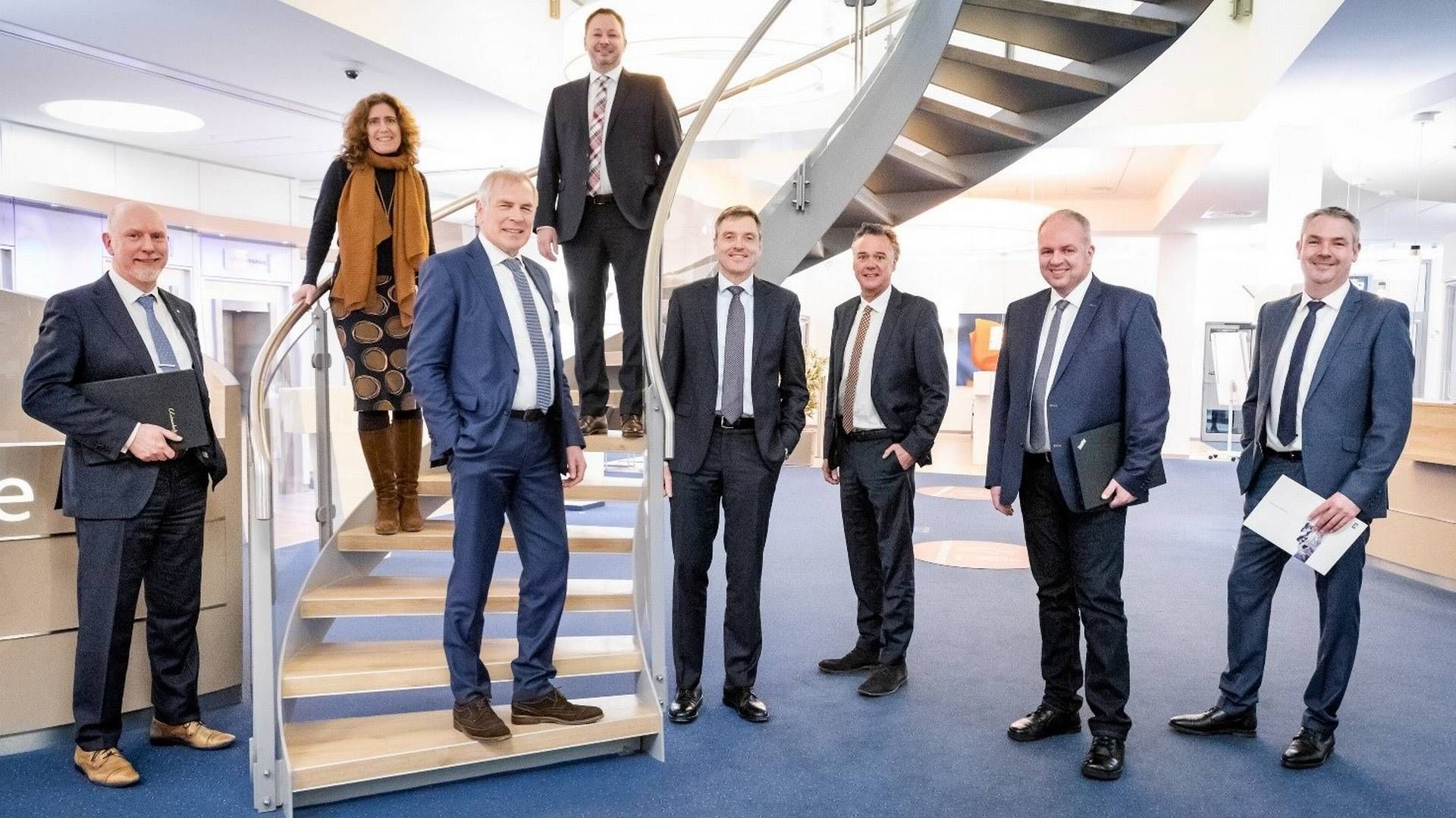 (v.l.n.r.) Holger Hinrichs (Vorstand der Volksbank eG, Nienburg), Anja Bracht und Joachim Schorling (Vorstände, Schaumburg), Markus Strahler (Nienburg), Uwe Krismann (Aufsichtsrat, Schaumburg), Frank Brümmer und Mario Hillerdt (Aufsichtsräte, Nienburg) sowie Dirk Rodenbeck (Aufsichtsrat, Schaumburg) | Foto: Volksbank in Schaumburg