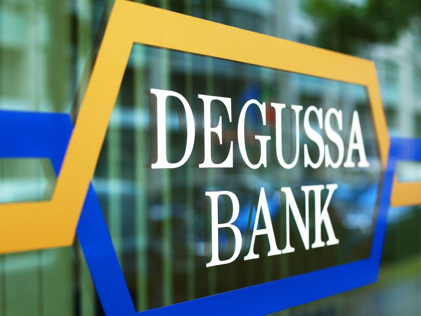 Logo und Schriftzug der Degussa Bank, | Foto: picture alliance / Wolfram Steinberg