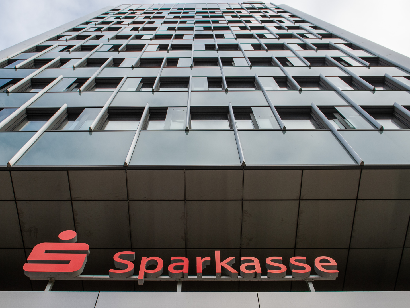 Das Logo der Sparkasse über einem Eingang zum Unternehmenssitz der Sparkasse Hannover. | Foto: picture alliance/dpa | Lucas Bäuml