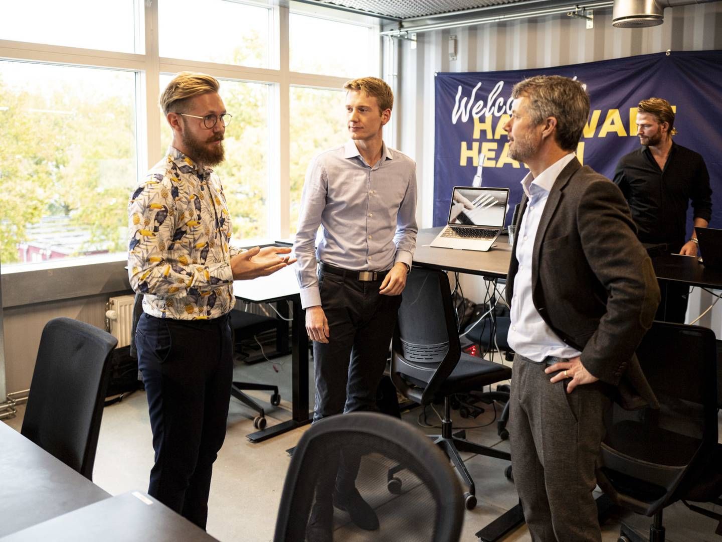 Venomaid Diagnogstics (fra venstre til højre): Jonas A. Jürgensen, medstifter og CEO; Søren H. Dam medstifter & CTO; H.K.H. Kronprins Frederik - under et VIP visit i Futurebox, som er en deep tech-inkubator i Danmark | Foto: Venomaid Diagnogstics / PR