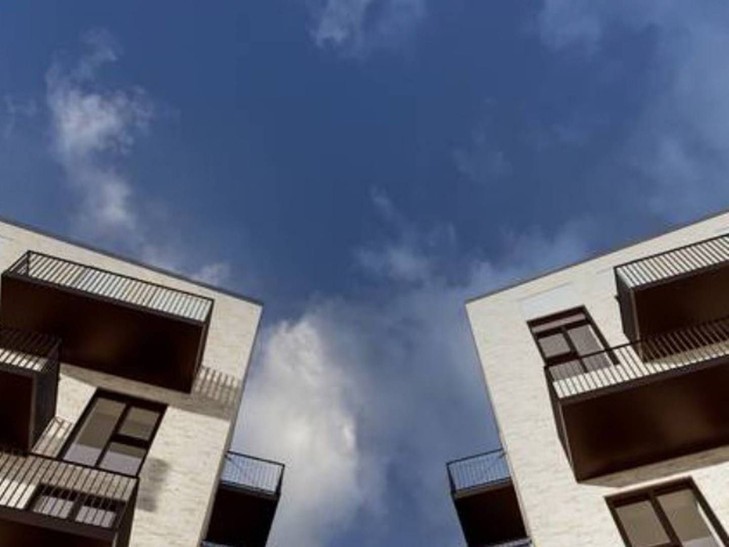 Strandby Huse består af tre punkthuse i fire etager, der betegnes som en moderne fortolkning af de kendte etageboligbebyggelser i Danmark. Illustration: Danielsen Architecture