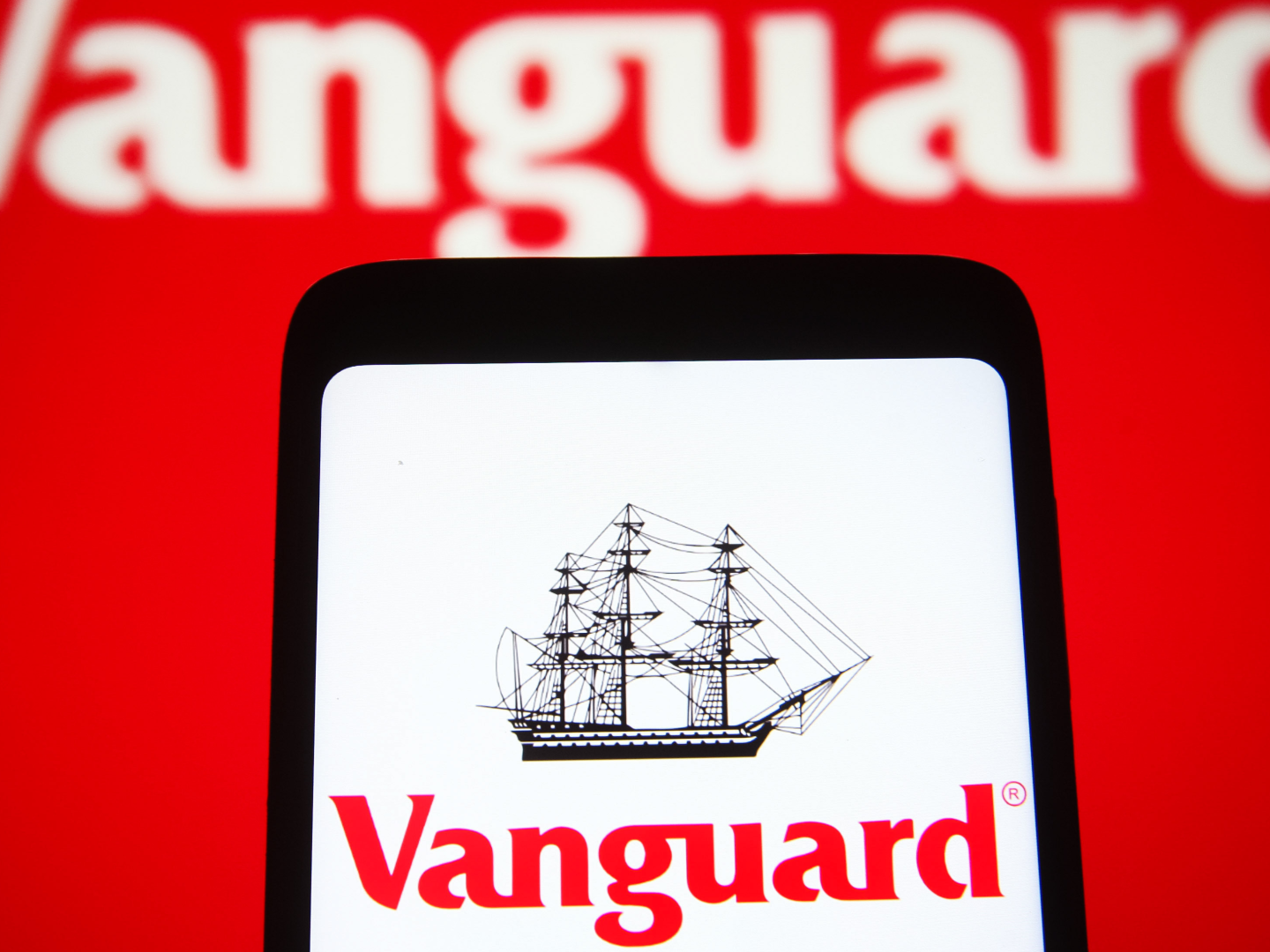 Das Vanguard-Group-Logo auf einem Smartphone | Foto: picture alliance / ZUMAPRESS.com | Pavlo Gonchar