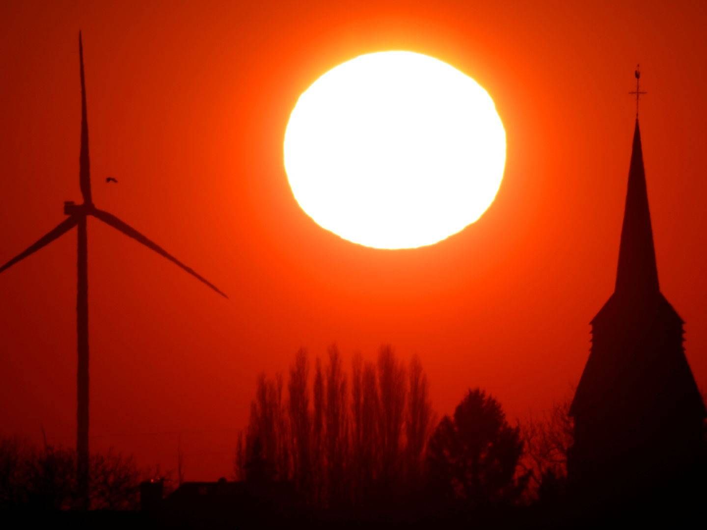 Kirker har benyttet sin vetoret overfor vindprojekter lige flittigt nok. Her ses kirke og vindmølle i forenelighed i Frankrig. | Foto: Pascal Rossignol/Reuters/Ritzau Scanpix