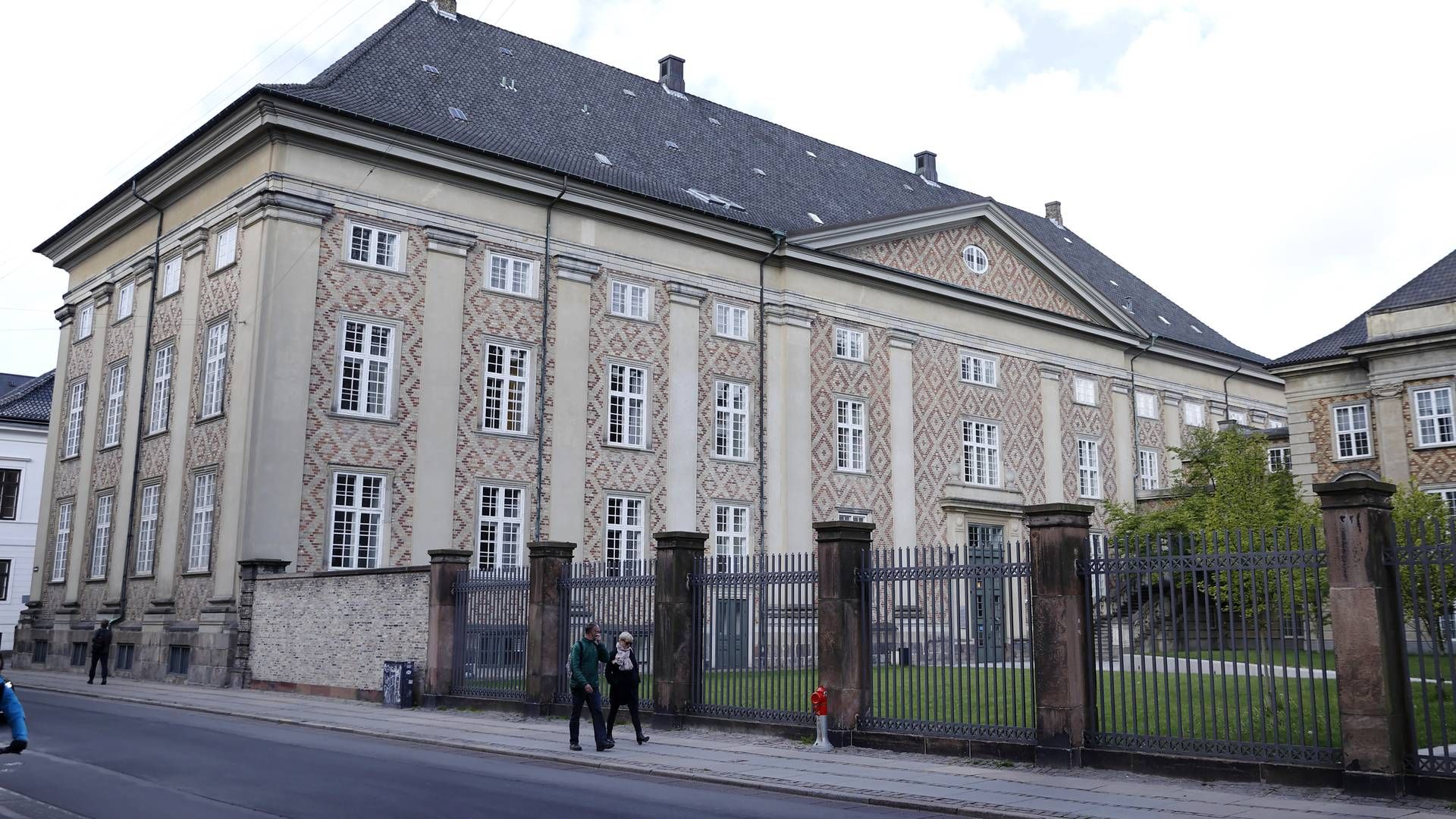 Udbytteslagsmålet mellem Bech-Bruun og Kammeradvokaten er gået i gang tirsdag 1. februar 2022. Der var dog stillet for få stole frem til de mange nysgerrige iagttagere i retslokalet. | Foto: Jens Dresling
