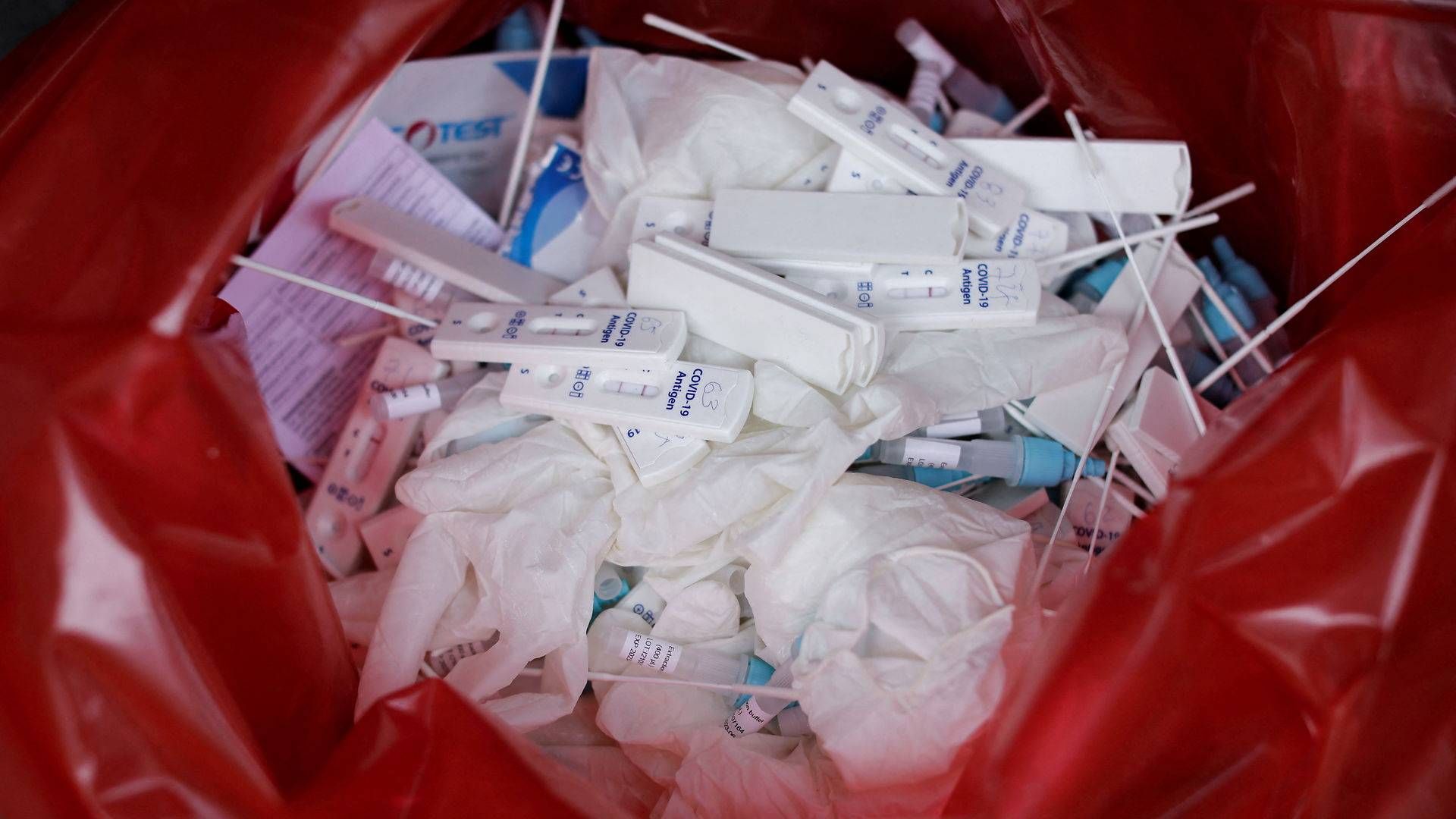 Coronapandemien har øget problemerne med at bortskaffe medicinsk affald uden at belaste miljøet. | Foto: Angela Ponce/Reuters/Ritzau Scanpix