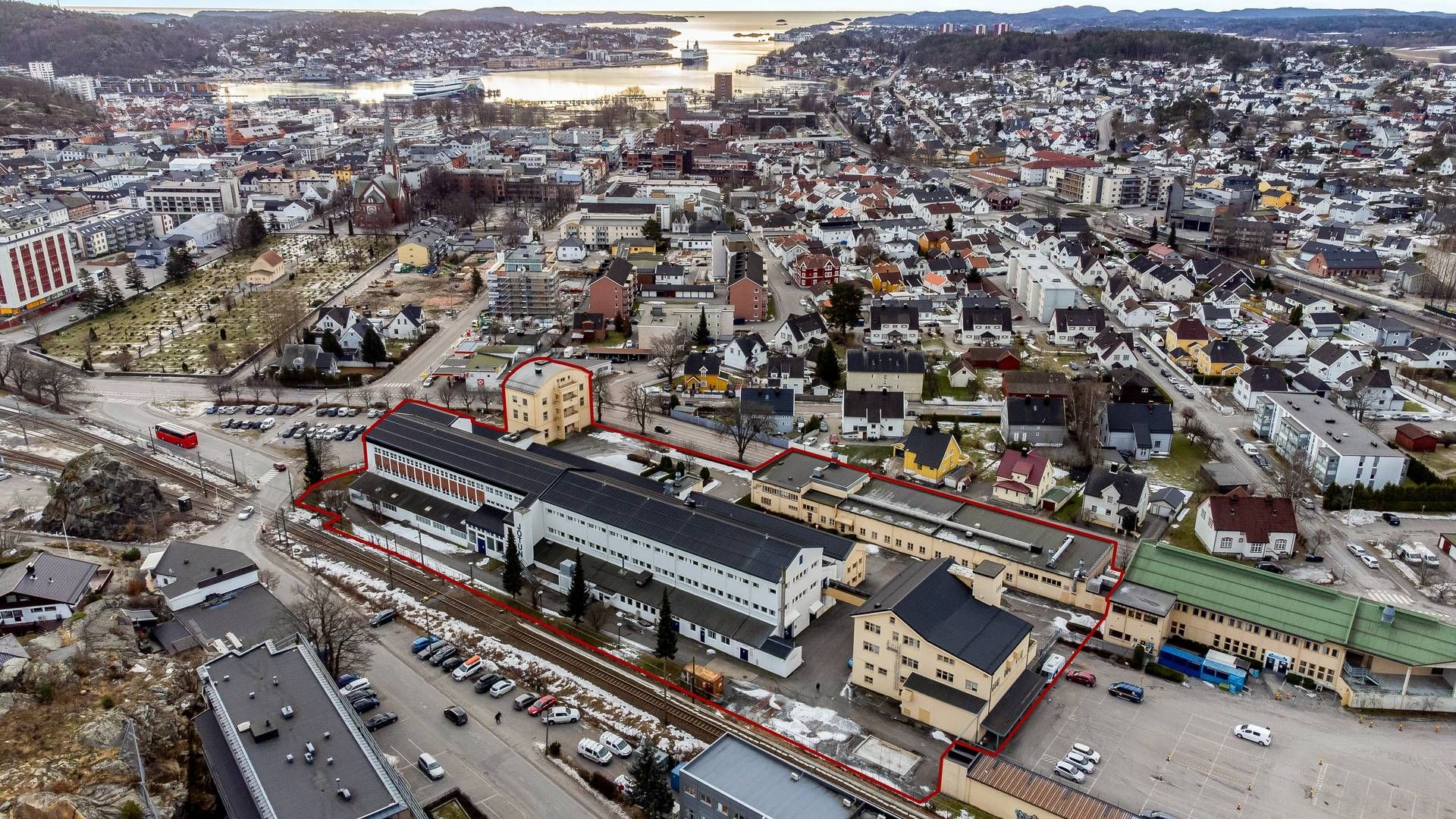 KJØPT: Nederst i bildet ser man eiendommen med syv bygg som Bane Nor Eiendom nå har kjøpt. Disse ligger sentralt til i Sandefjord, tett på byens jernbane- og busstasjon. | Foto: Q4 Næringsmegling