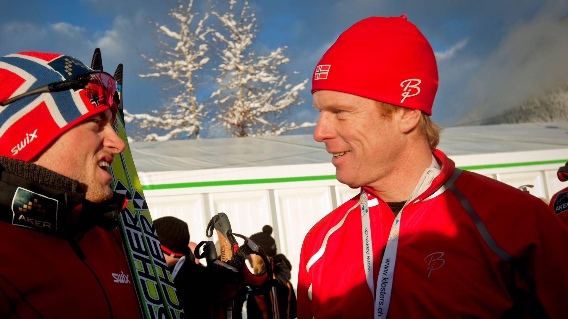 UT AV LANDET: Bjørn Dæhlie har bestemt seg for å flytte igjen, nå til Sveits. På dette bildet fra 2010 var han i sveitsiske Davos sammen med Petter Northug under verdenscuprennet 15 km klassisk for menn. | Foto: Kyrre Lien, NTB