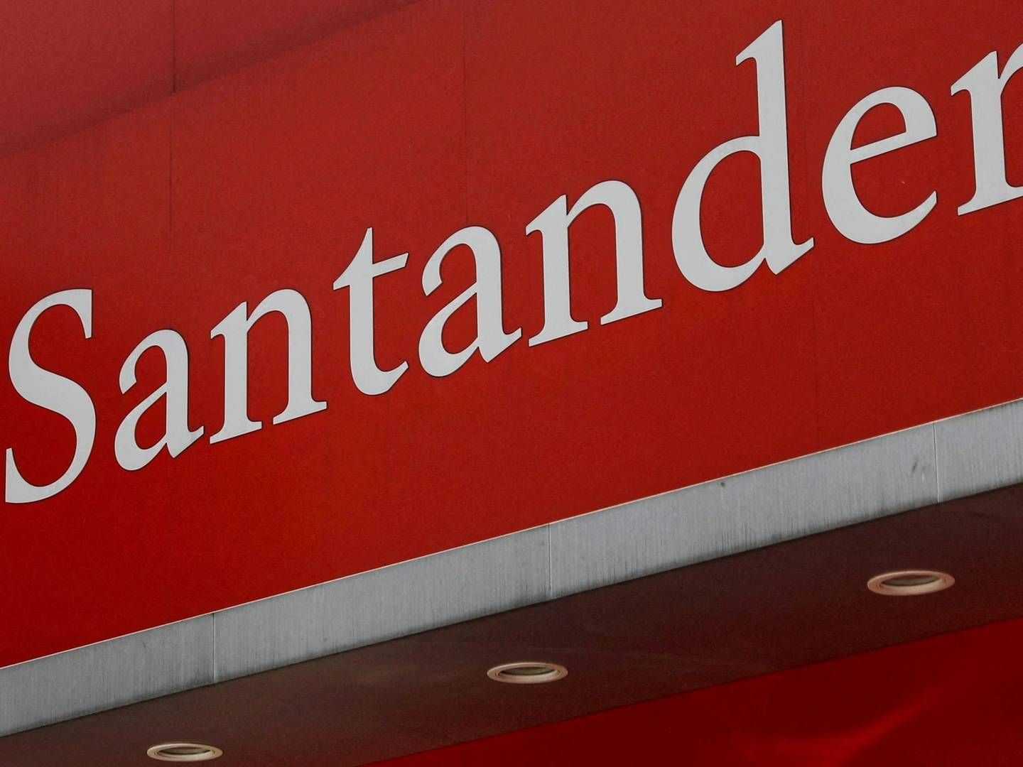 SPARER: Santanders undersøkelse viser at folk er mer bekymret for egen økonomi, og at flere planlegger å spare. | Photo: EDGARD GARRIDO/REUTERS / X01998