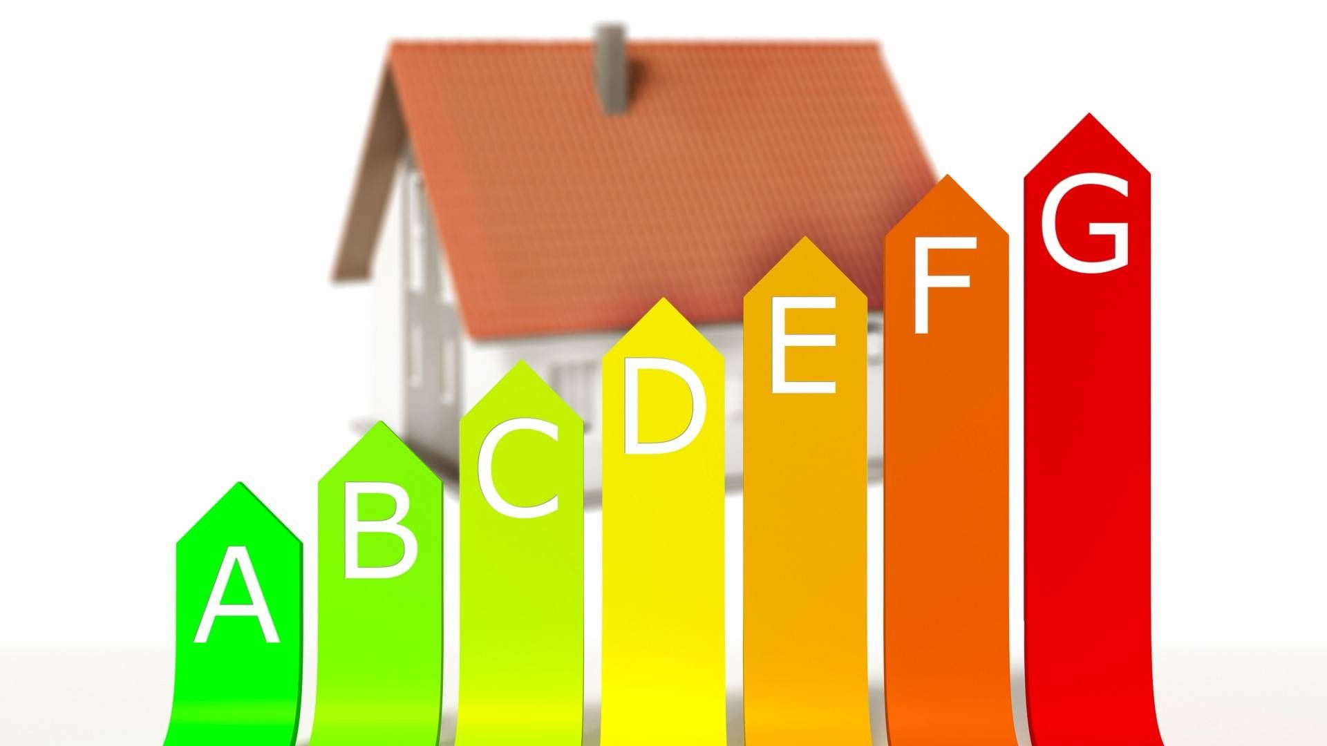 Symbolbild für die Energieverbrauchskennzeichnung mit Wohnhaus als Hintergrund. | Foto: picture alliance / blickwinkel/McPHOTO/M. Gann