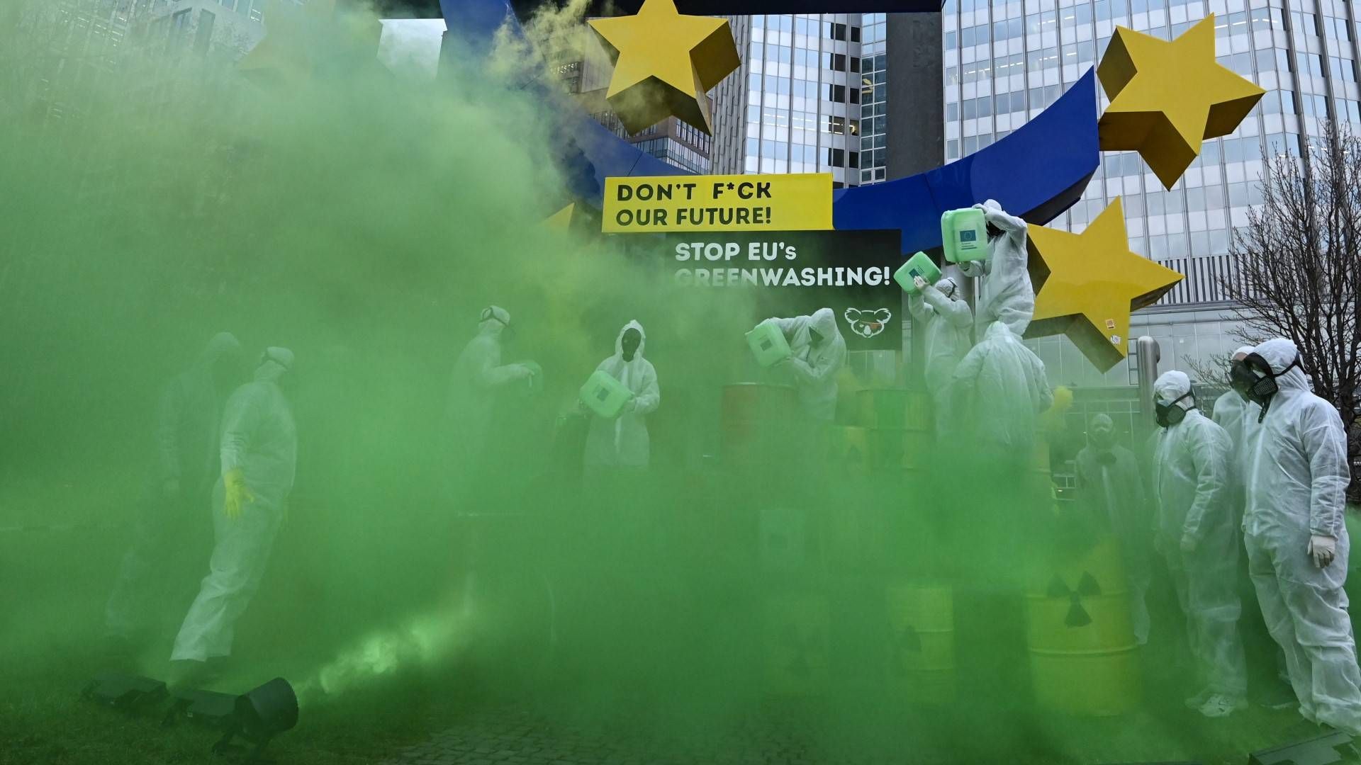 Aktivisten des «Koala Kollektiv» demonstrieren vor der Euro-Skulptur in der Frankfurter Innenstadt gegen Greenwashing von Atomenergie und Erdgas durch die Taxonomie der EU. | Foto: picture alliance/dpa | Arne Dedert