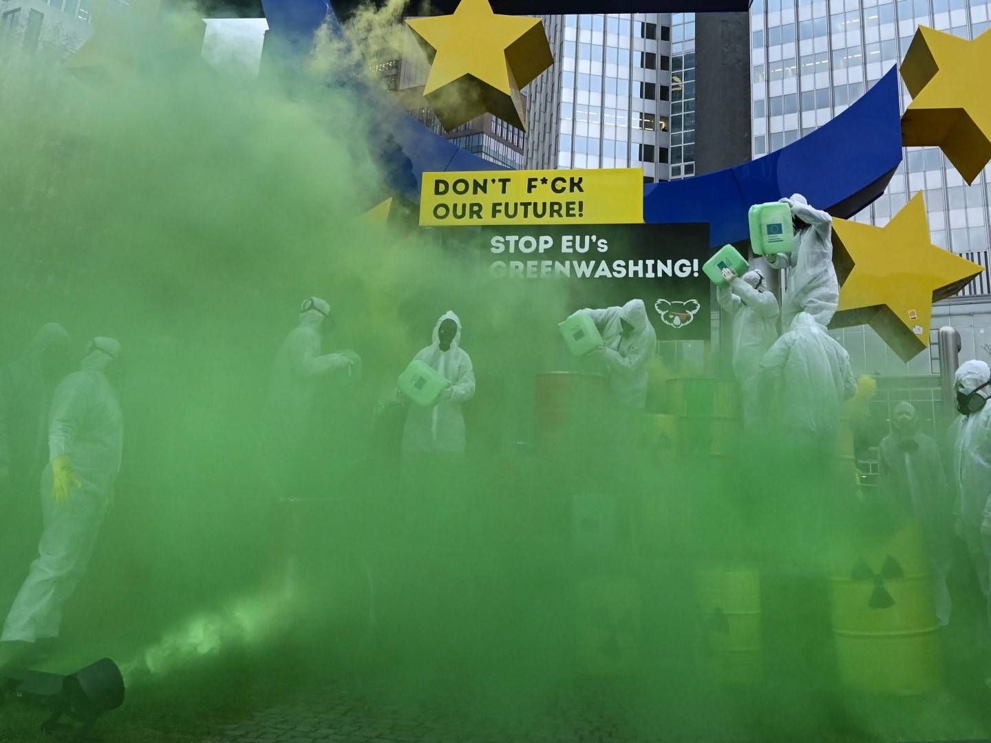 Aktivisten des «Koala Kollektiv» demonstrieren vor der Euro-Skulptur in der Frankfurter Innenstadt gegen Greenwashing von Atomenergie und Erdgas durch die Taxonomie der EU. | Foto: picture alliance/dpa | Arne Dedert