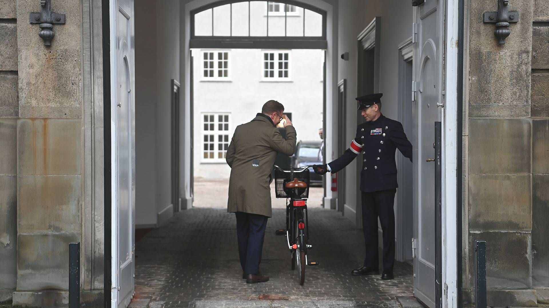 Afgående transportminister Benny Engelbrecht, der var på cykel, indgav sin afskedsbegæring til dronning Margrethe på Amalienborg Slot. | Foto: Thomas Sjørup/Ritzau Scanpix