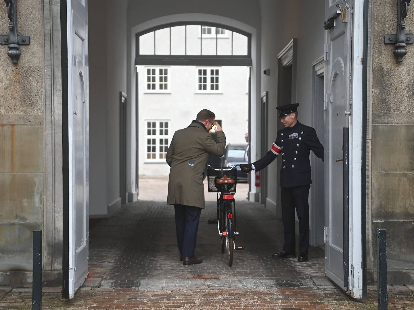 Afgående transportminister Benny Engelbrecht, der var på cykel, indgav sin afskedsbegæring til dronning Margrethe på Amalienborg Slot. | Foto: Thomas Sjørup/Ritzau Scanpix
