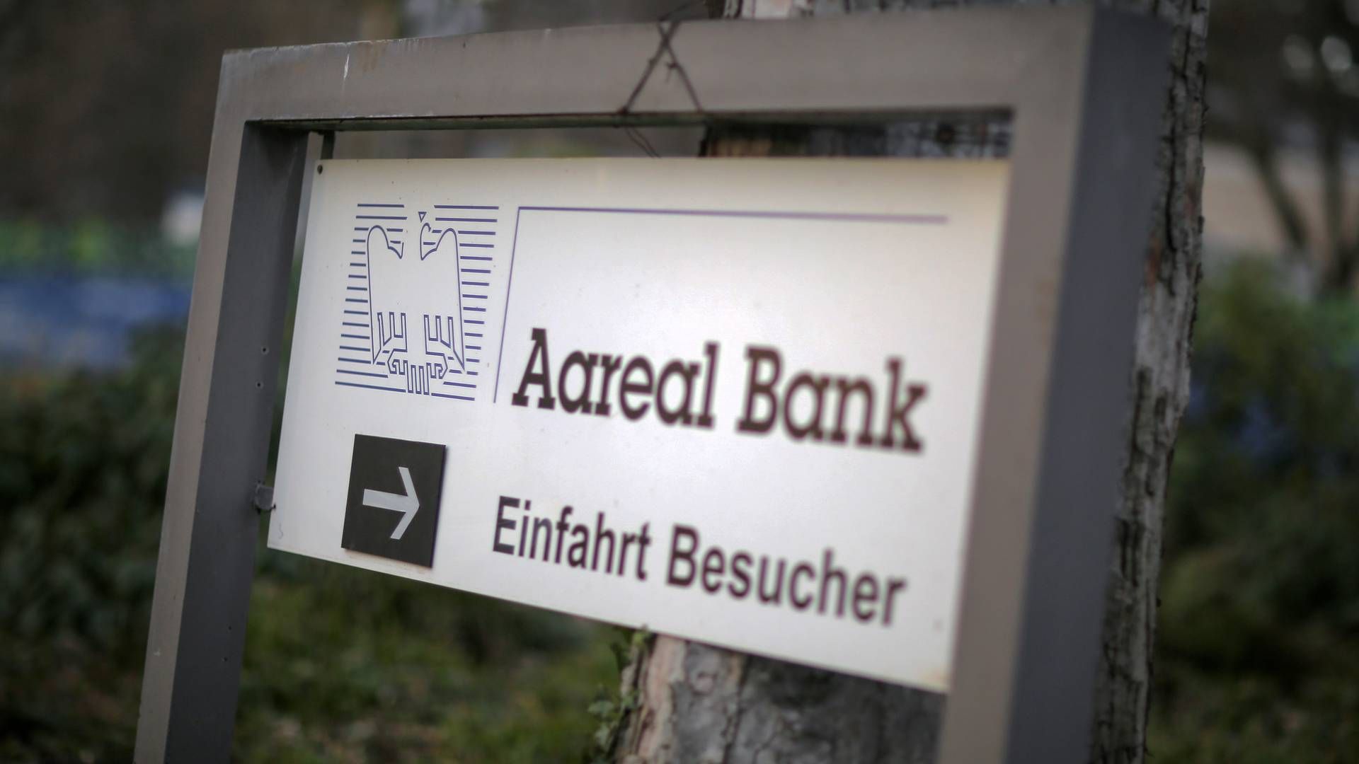 Schild an der Zentrale der Aareal Bank in Wiesbaden. | Foto: picture alliance / dpa | Fredrik von Erichsen