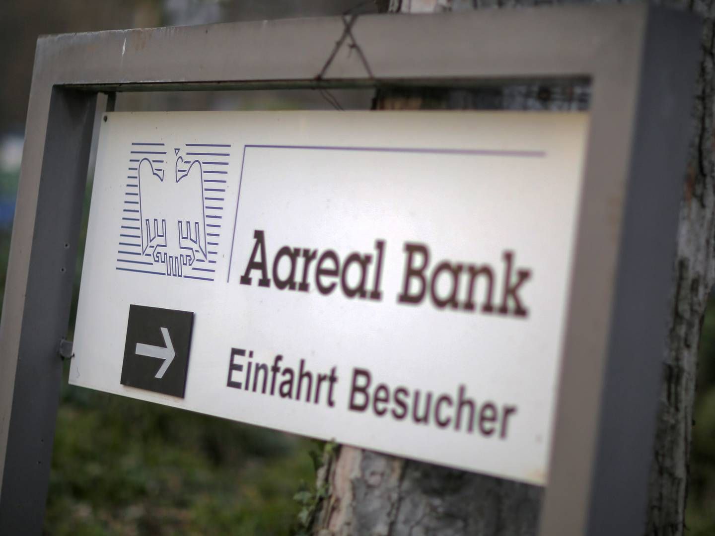Schild an der Zentrale der Aareal Bank in Wiesbaden. | Foto: picture alliance / dpa | Fredrik von Erichsen