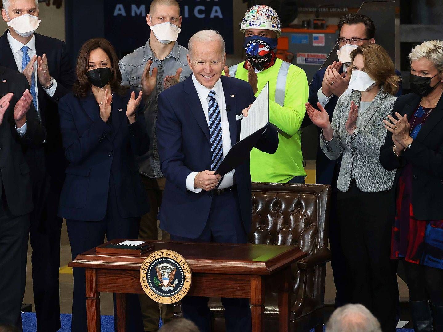 Ørsted's Chief Executive Officer, Offshore, David Hardy (top left) attended Joe Biden's signing of an executive order on unionized labor on infrastructure projects on Friday. | Photo: Chip Somodevilla/AFP/Ritzau Scanpix
