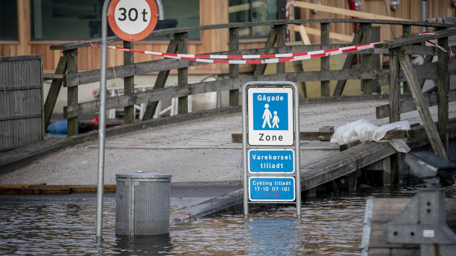 Efter stormen gik blandt andet Roskilde Fjord over sine bredder - her ved roskidle Havn. | Foto: Mads Claus Rasmussen