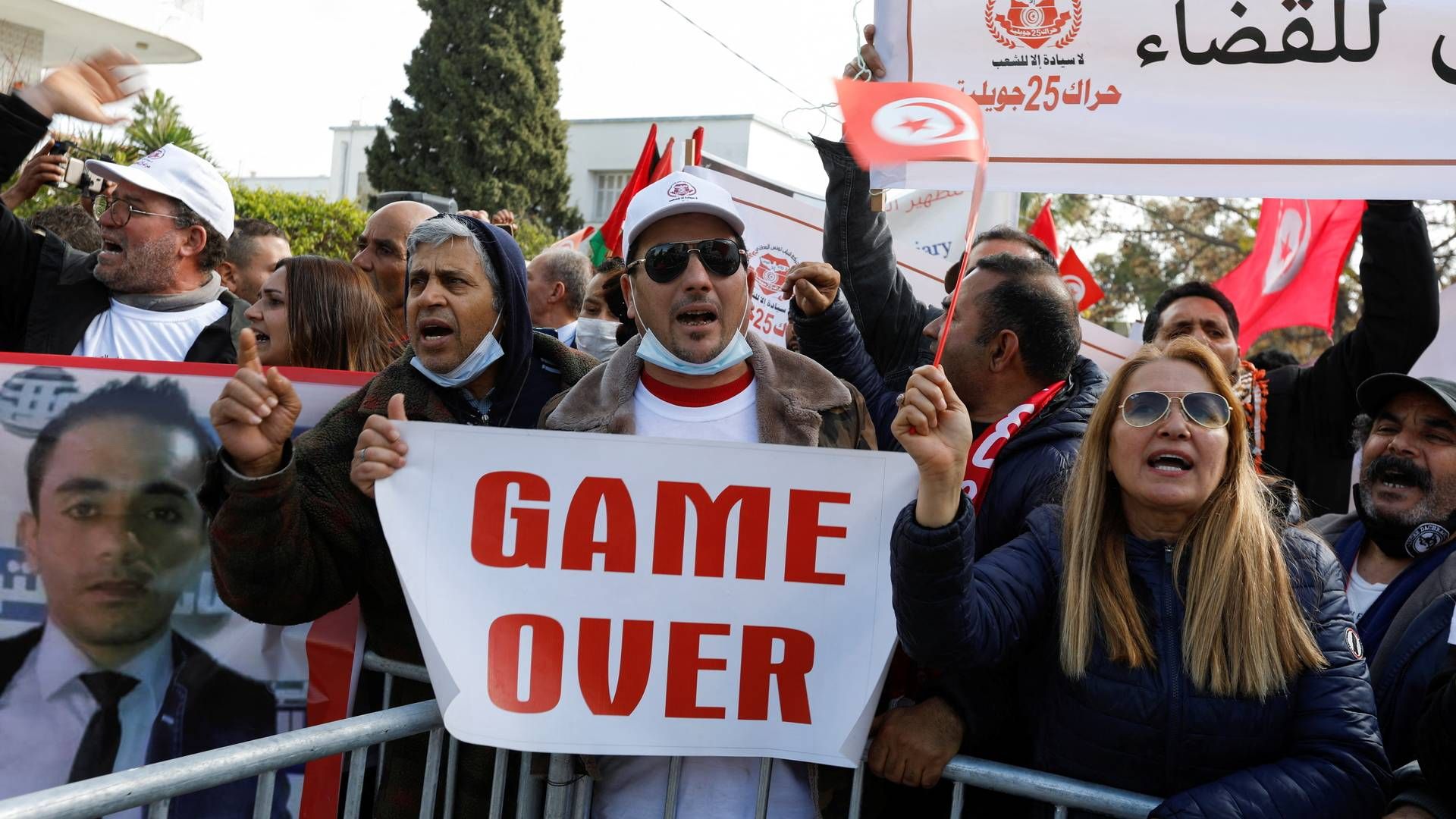 Tilhængere af den tunesiske præsident, Kais Saied, demonstrerede søndag i hovedstaden Tunis uden for det retlige råd, som Saied vil opløse. | Foto: ZOUBEIR SOUISSI/REUTERS / X02856