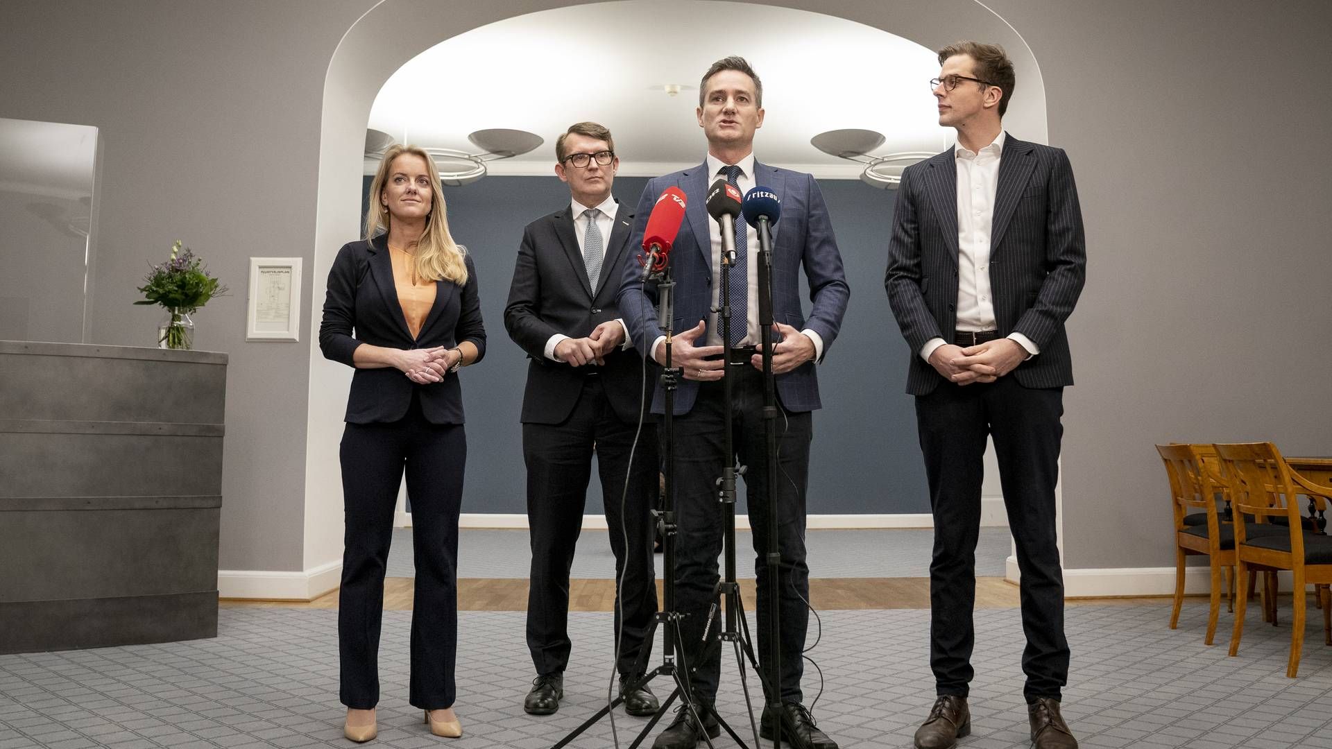 Pernille Vermund (NB), Troels Lund Poulsen (V), Rasmus Jarlov (kons.) og Alex Vanopslagh (LB) fremlægger tilbuddet om at stemme for dele af reformudspillet. | Foto: LISELOTTE SABROE